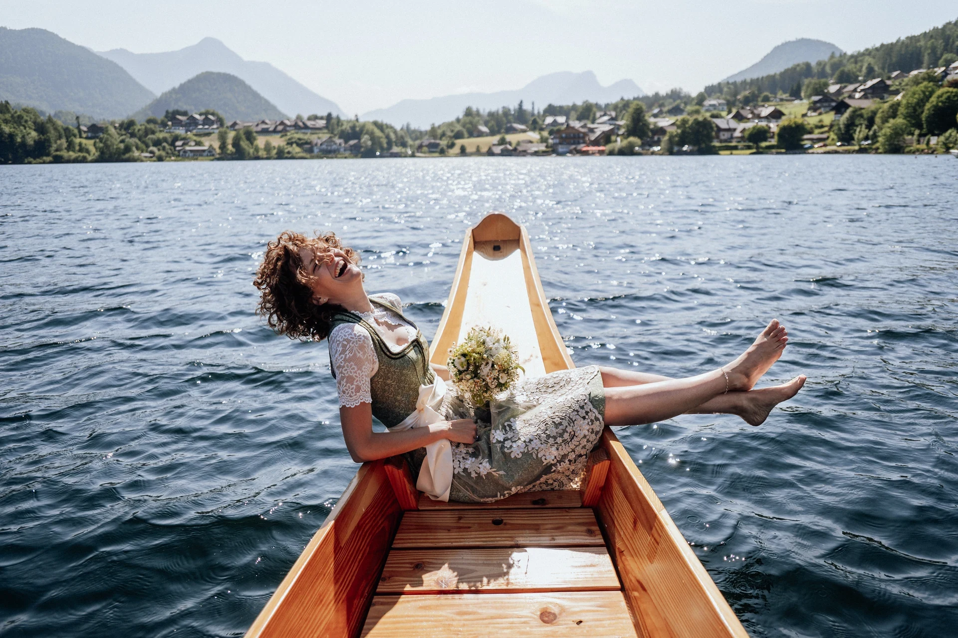 Brautpaar am Boot am Grundlsee