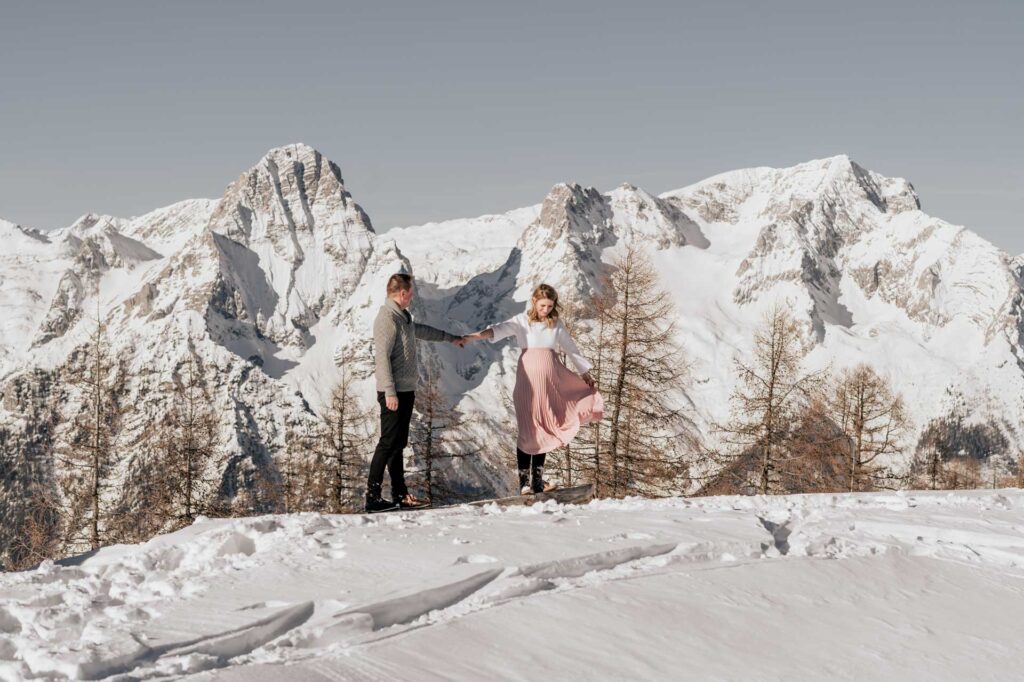 Babybauchfotos im Schnee