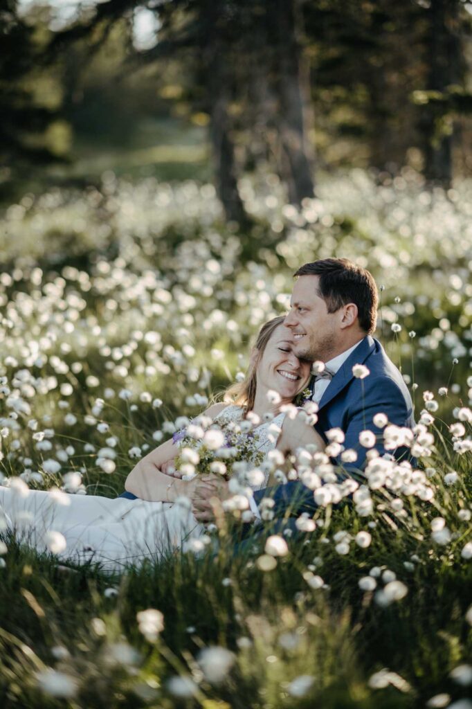 Hochzeitsfotos am Berg bei Sonnenuntergang