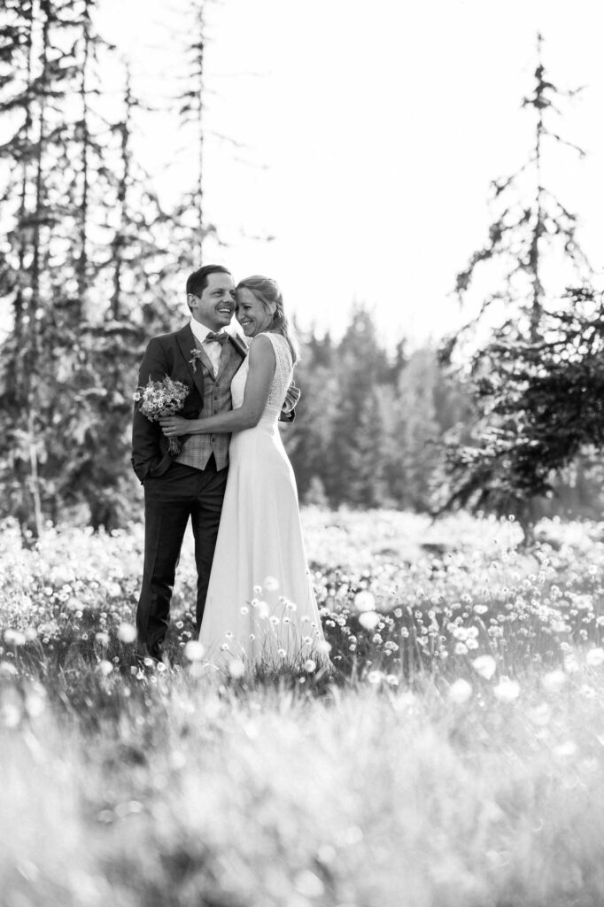 Hochzeitsfotos am Berg bei Sonnenuntergang