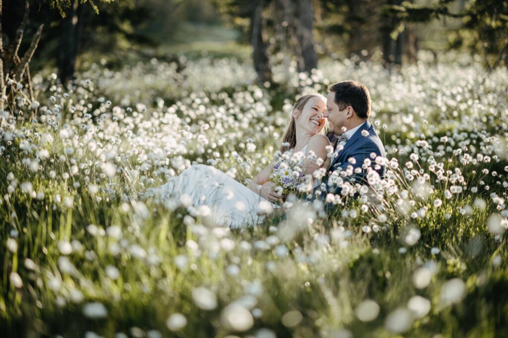 Hochzeitsfotos am Berg bei Sonnenuntergang