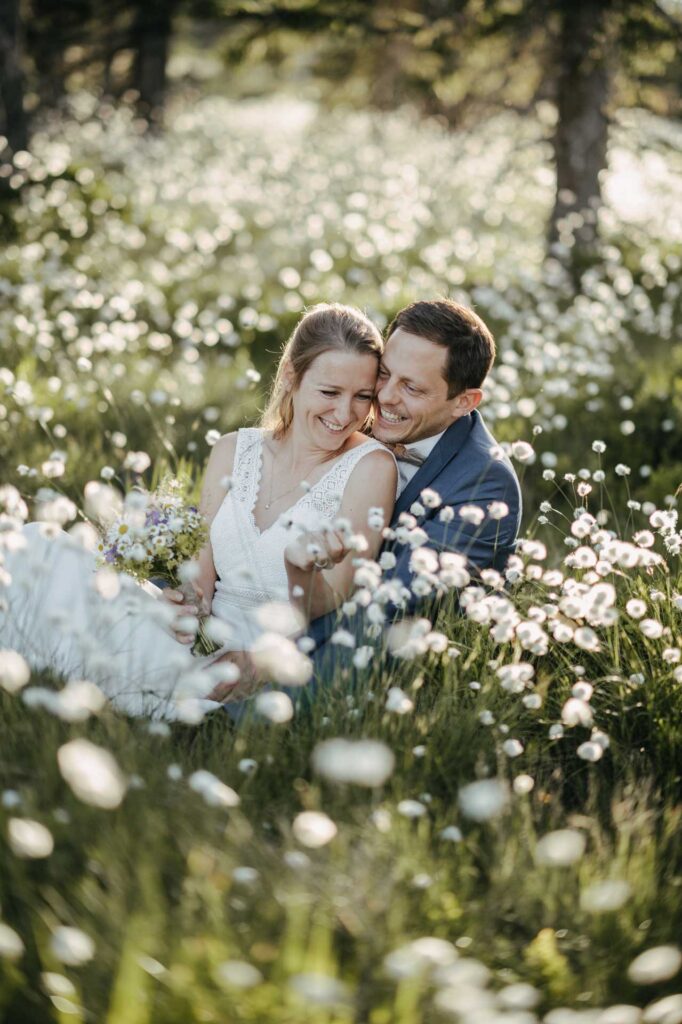 Hochzeitsfotos am Berg bei Sonnenuntergang