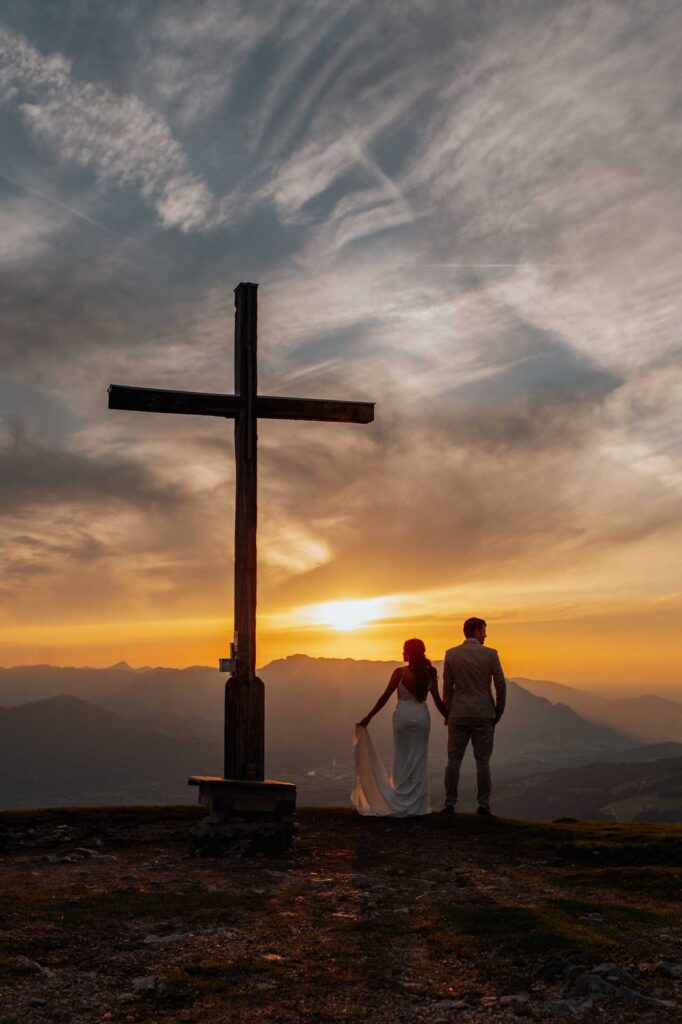 Hochzeitsfotos mit Baby im Bauch am Berg
