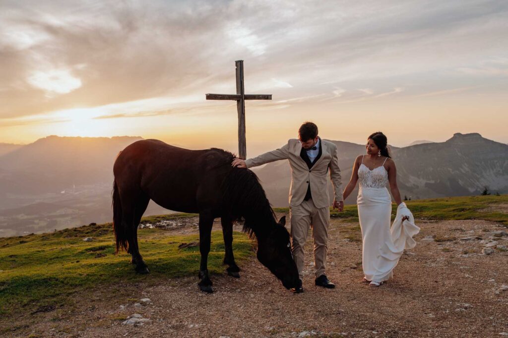 Hochzeitsfotos mit Baby im Bauch am Berg