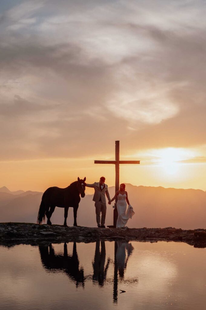Hochzeitsfotos mit Baby im Bauch am Berg