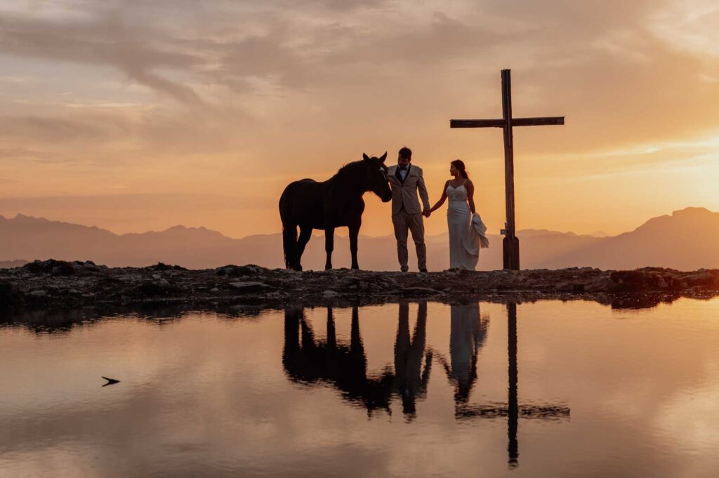 Hochzeitsfotos mit Baby im Bauch am Berg