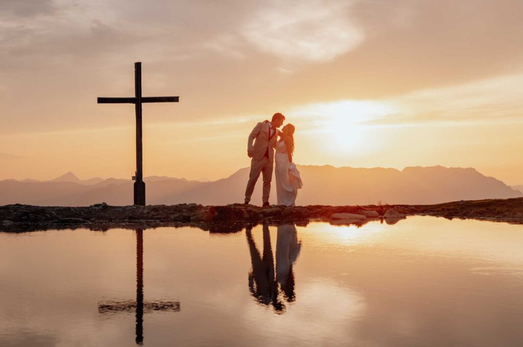 Hochzeitsfotos mit Baby im Bauch am Berg