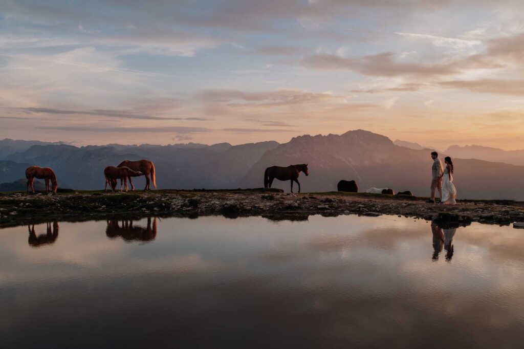 Hochzeitsfotos mit Baby im Bauch am Berg