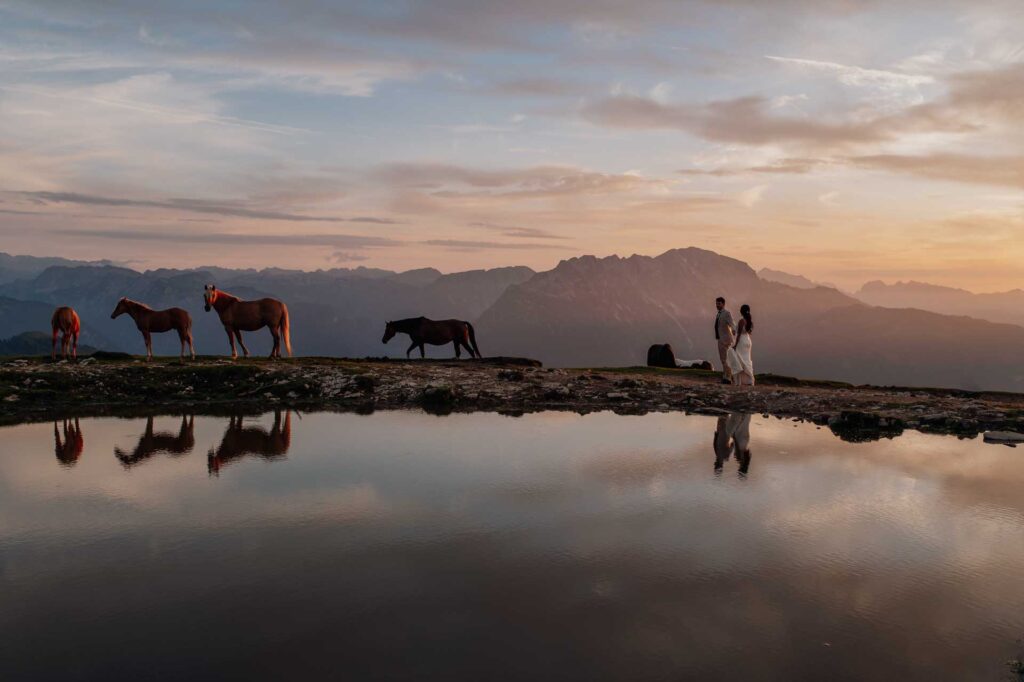 Hochzeitsfotos mit Baby im Bauch am Berg