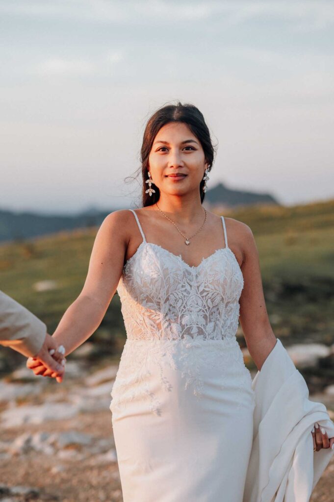 Hochzeitsfotos mit Baby im Bauch am Berg