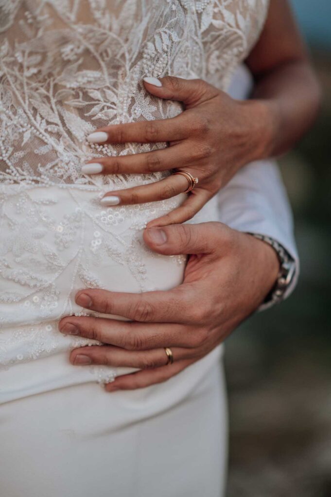 Hochzeitsfotos mit Baby im Bauch am Berg