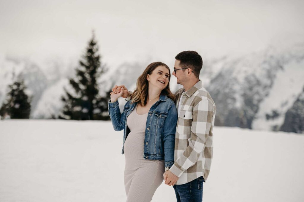 Babybauchfotos im Schnee