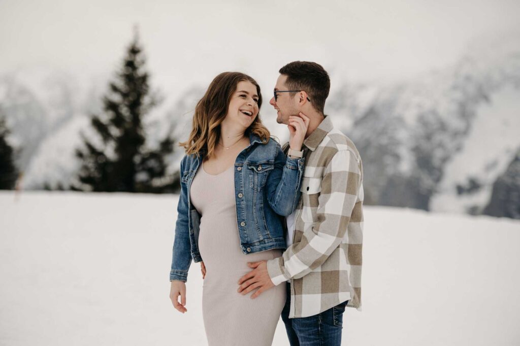 Babybauchfotos im Schnee