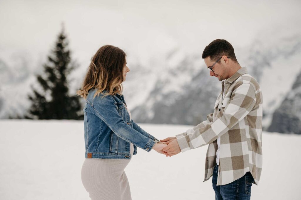 Babybauchfotos im Winter