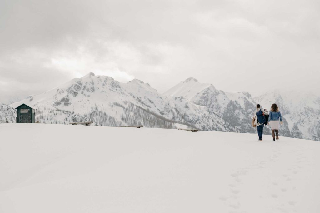 Babybauchfotos im Winter am Berg