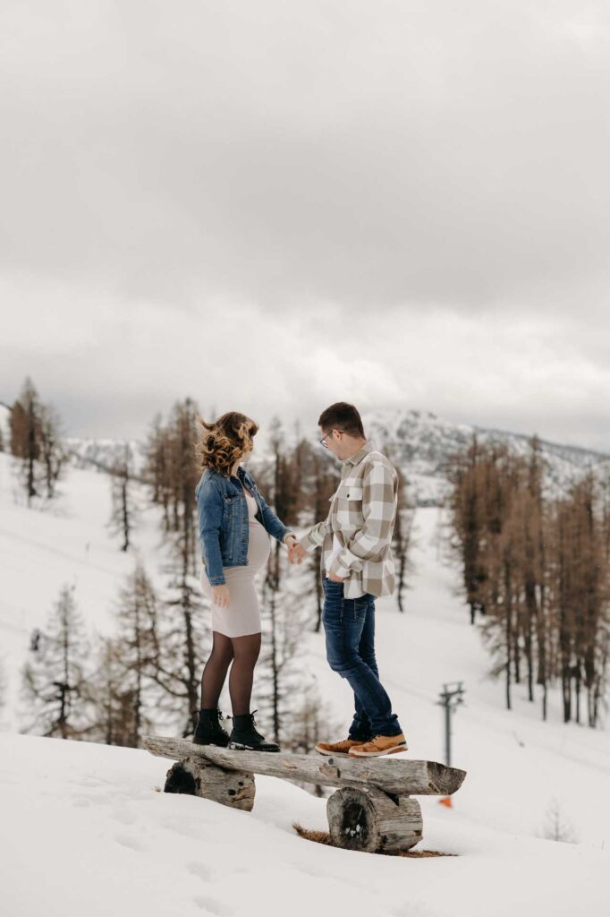 Babybauchfotos im Winter am Berg