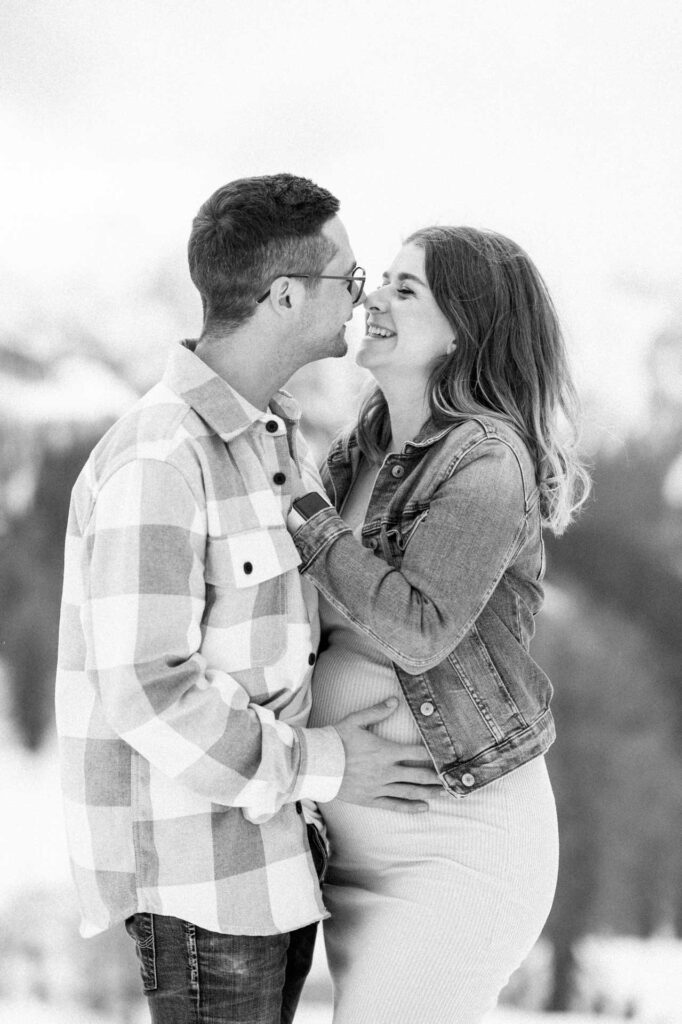 Babybauchfotos im Winter am Berg