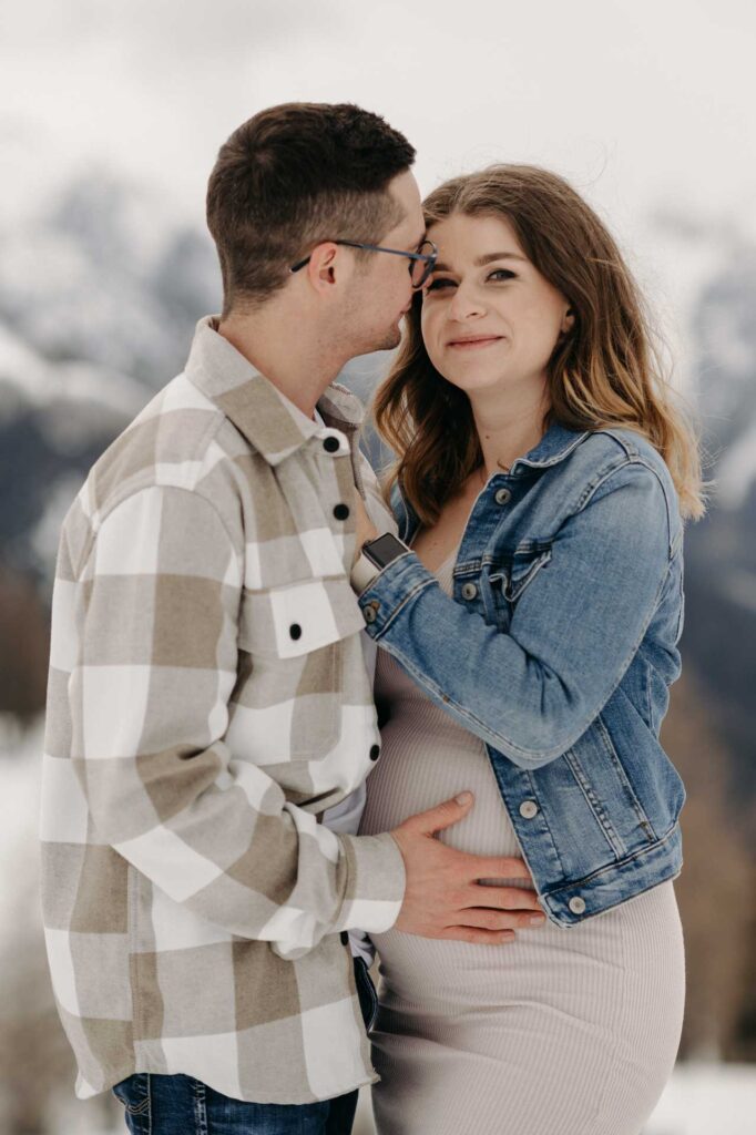 Babybauchfotos im Winter am Berg