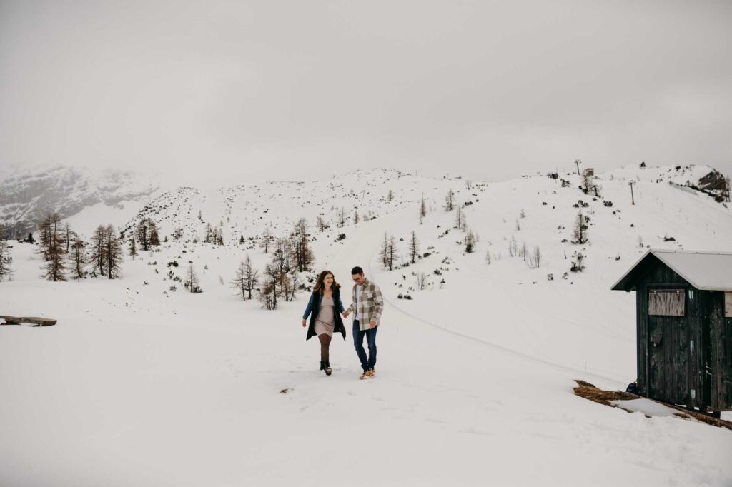 Babybauchfotos im Winter am Berg