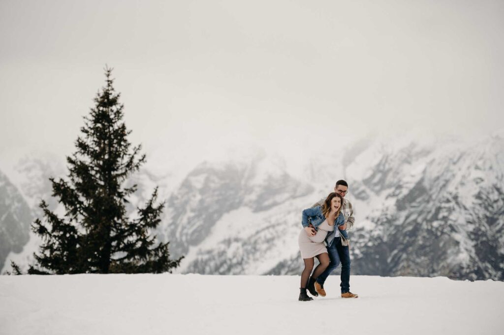 Babybauchfotos im Schnee