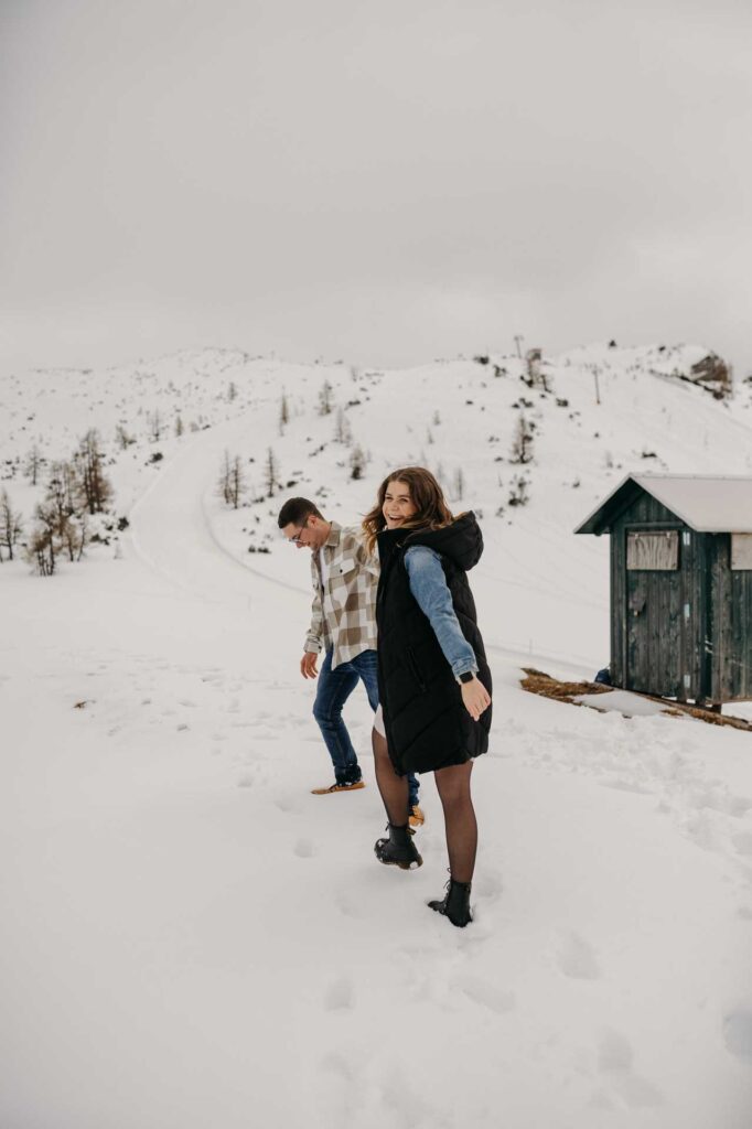 Babybauchfotos im Winter am Berg