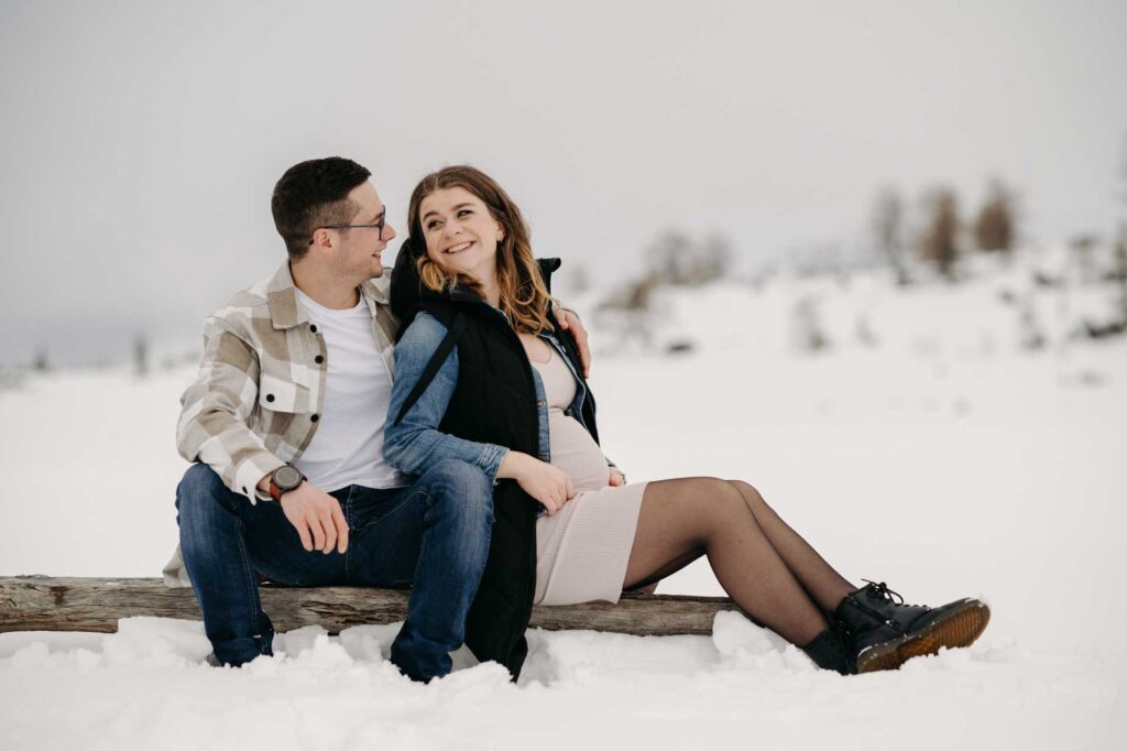 Babybauchfotos im Winter am Berg