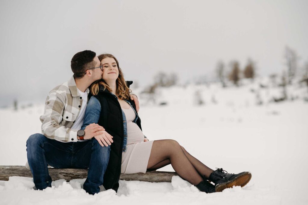 Babybauchfotos im Winter am Berg