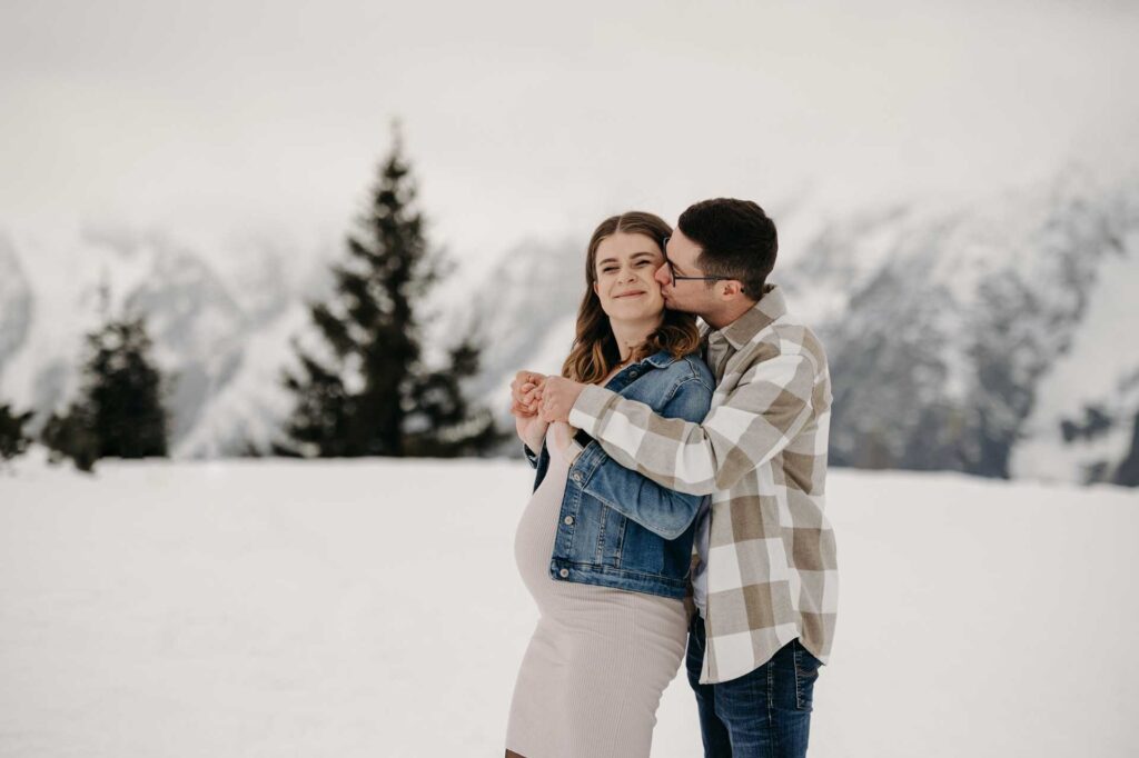 Babybauchfotos im Schnee