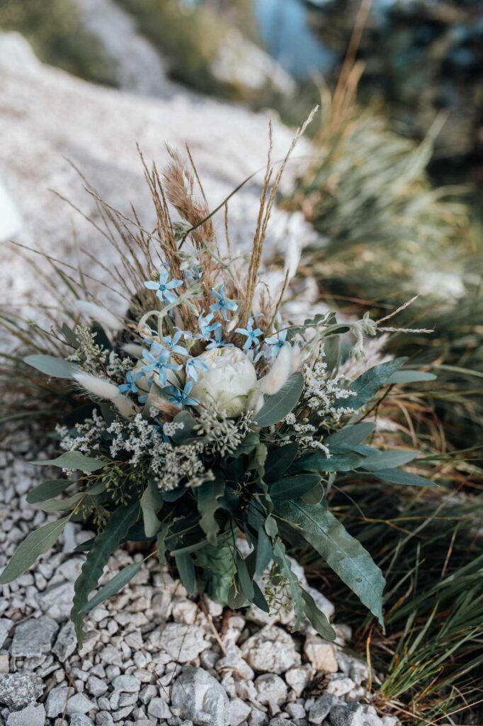 Hochzeitsfotos am Berg mit Sonnenuntergang