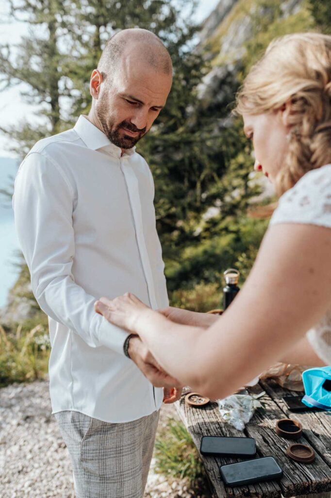Hochzeitsfotos am Berg mit Sonnenuntergang