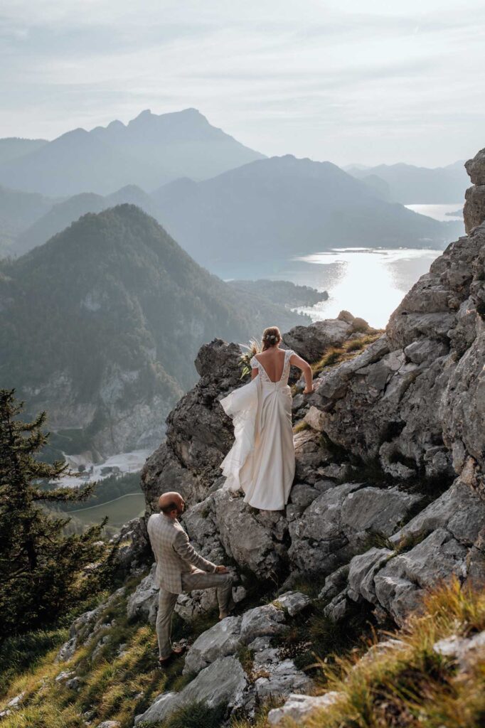 Hochzeitsfotos am Berg mit Sonnenuntergang