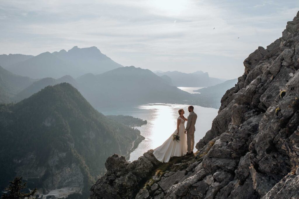 Hochzeitsfotos am Berg mit Sonnenuntergang