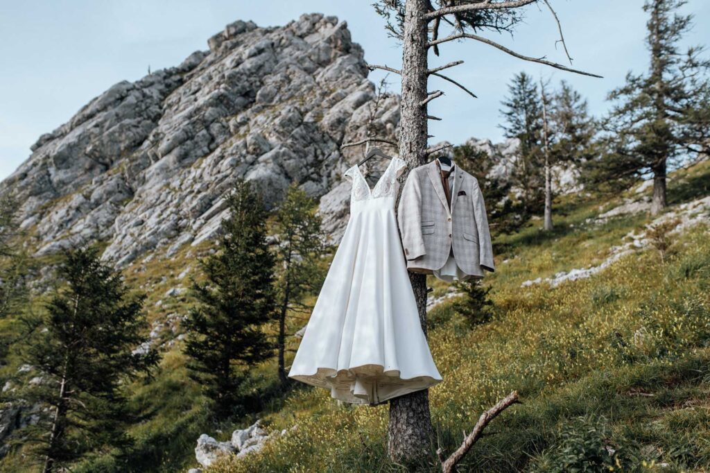 Hochzeitsfotos am Berg mit Sonnenuntergang