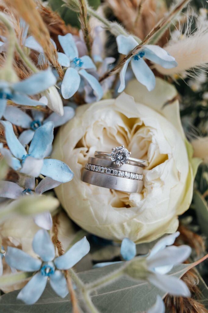 Hochzeitsfotos am Berg mit Sonnenuntergang