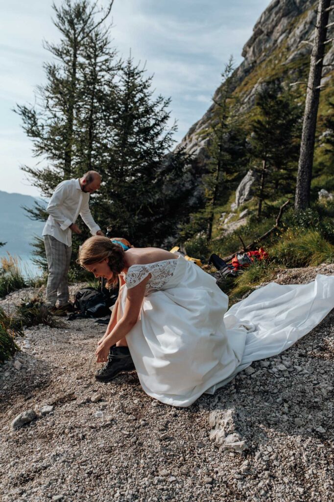 Hochzeitsfotos am Berg mit Sonnenuntergang