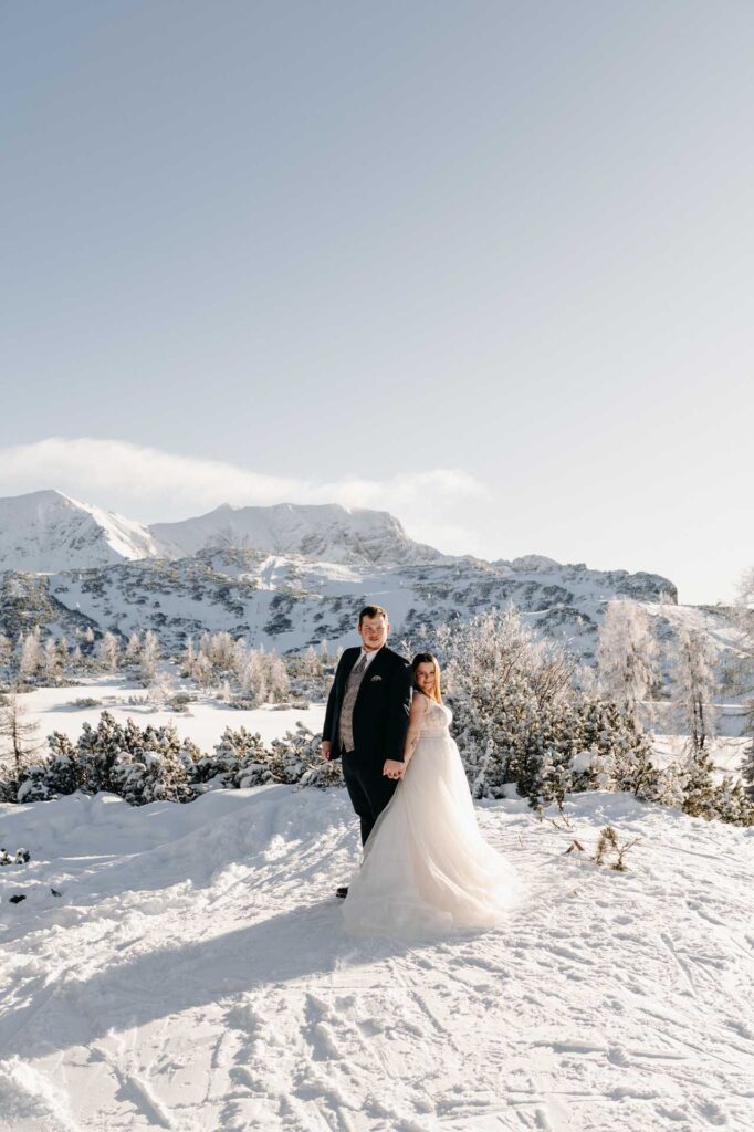 Hochzeitsfotos am Berg im Winter