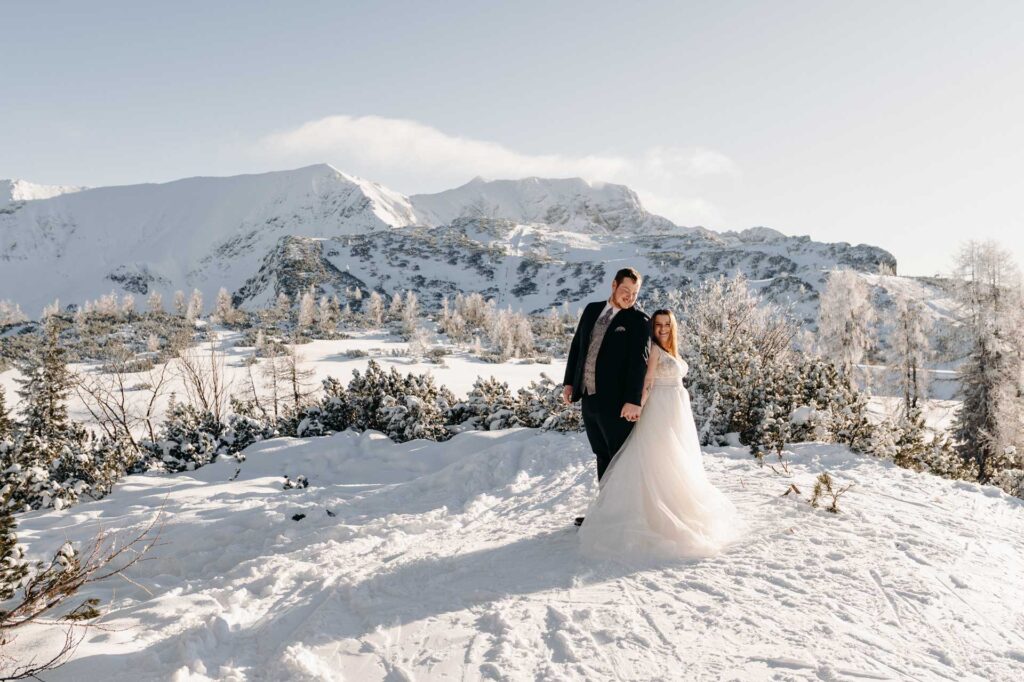 Hochzeitsfotos am Berg im Winter