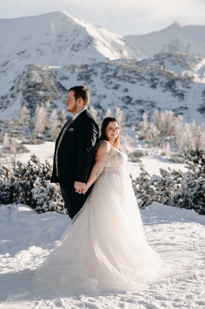 Hochzeitsfotos am Berg im Winter