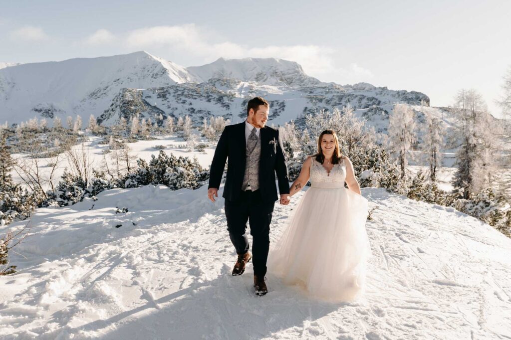 Hochzeitsfotos am Berg im Winter