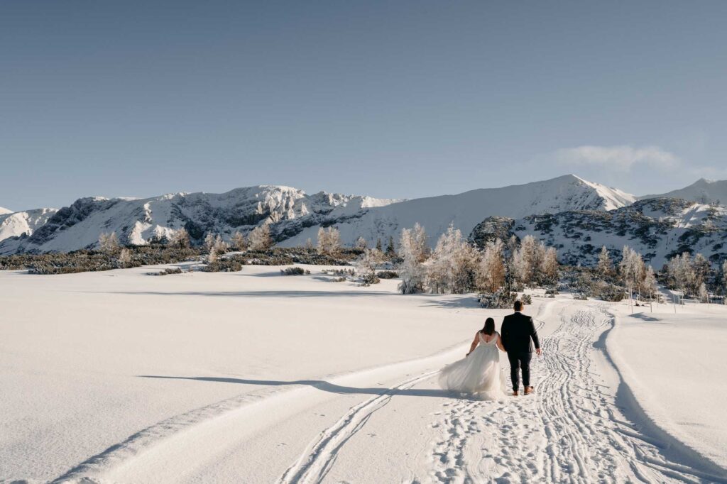 Hochzeitsfotos am Berg im Winter