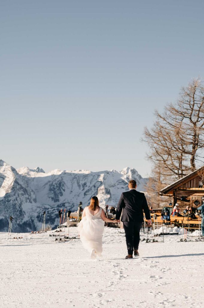 Hochzeitsfotos am Berg im Winter