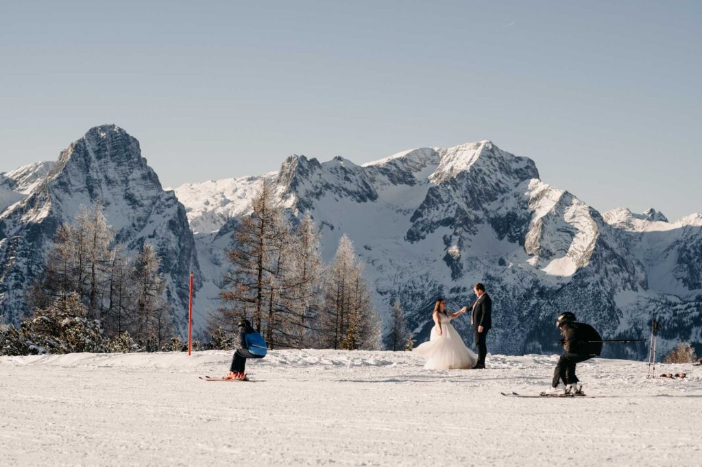 Hochzeitsfotos am Berg im Winter