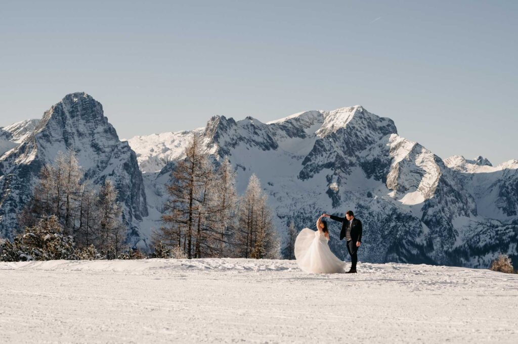 Hochzeitsfotos am Berg im Winter