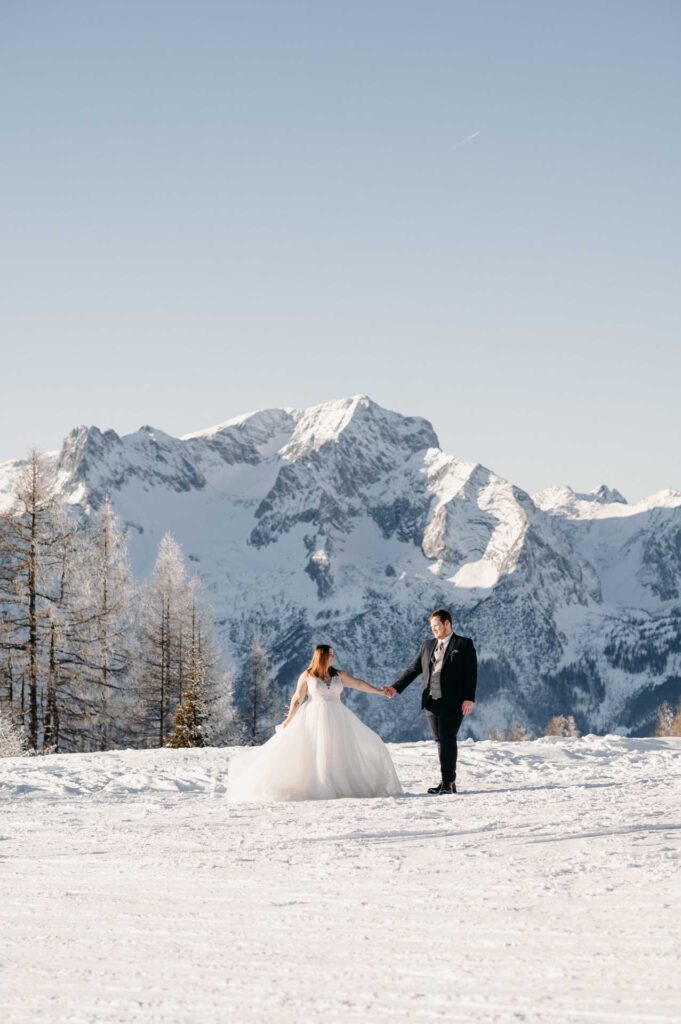 Hochzeitsfotos am Berg im Winter