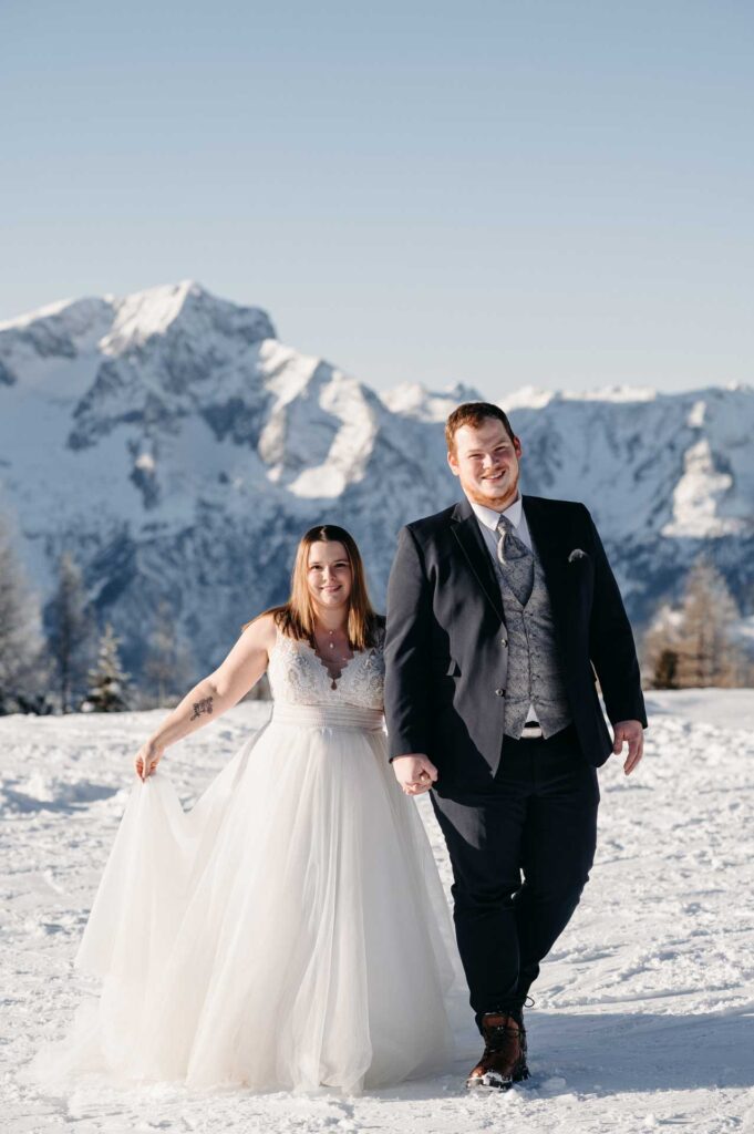 Hochzeitsfotos am Berg im Winter