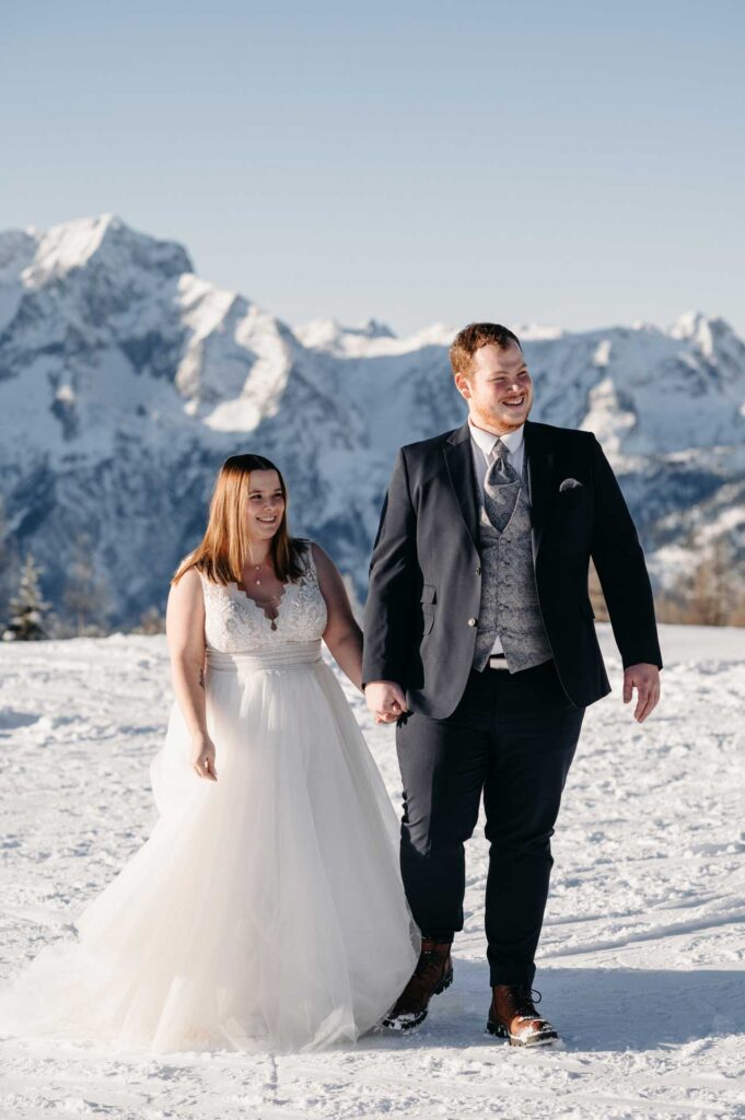 Hochzeitsfotos am Berg im Winter