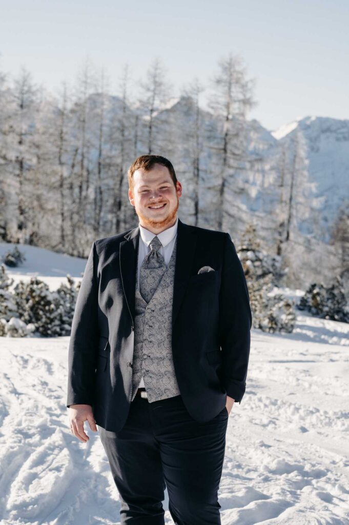 Hochzeitsfotos am Berg im Winter