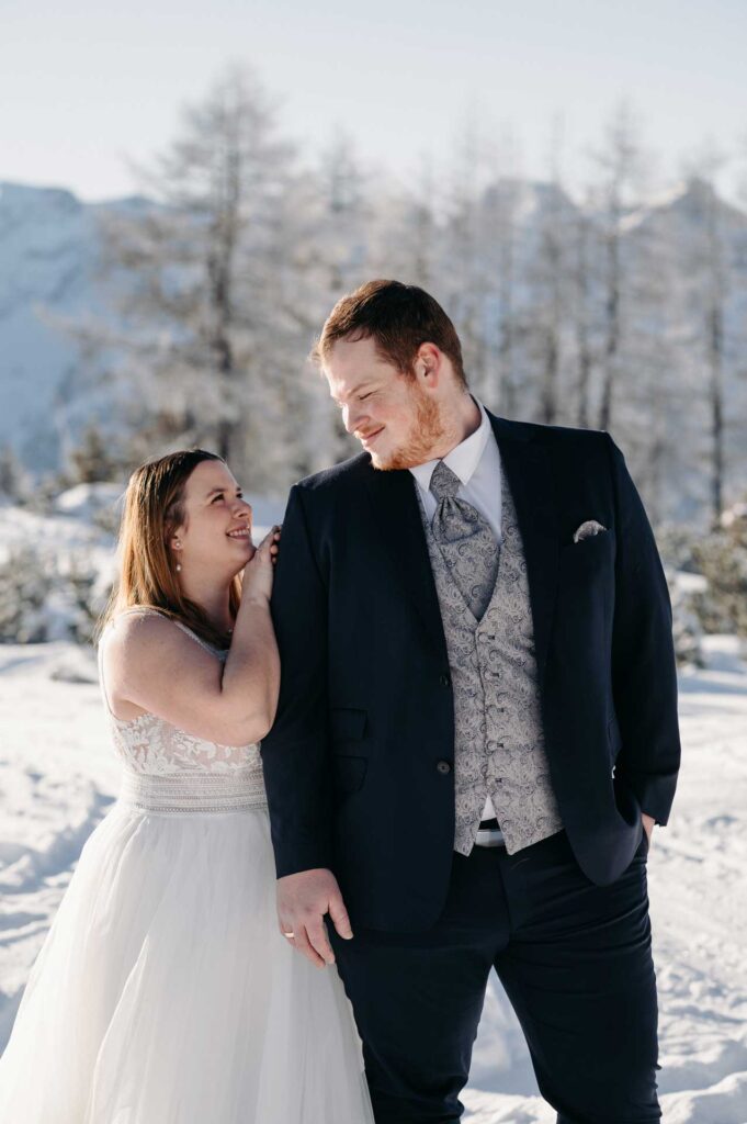 Hochzeitsfotos im Schnee am Berg