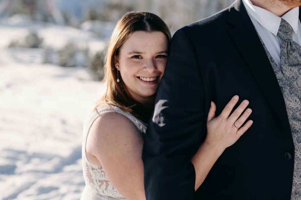 Hochzeitsfotos im Schnee am Berg