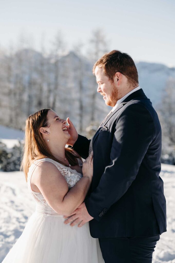 Hochzeitsfotos im Schnee am Berg